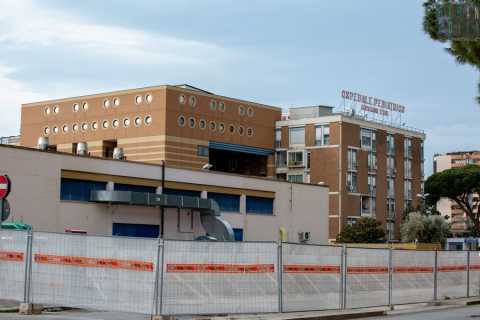 Festa in un reparto dell'Ospedaletto di Bari: sospesi temporaneamente medici e infermieri