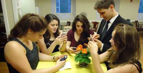 I giovani non si propongono più agli editori: «Persi nei cellulari, non hanno nulla da raccontare»