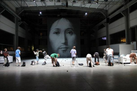 Pietre su Ges� e feci sul palco: anche a Bari arriva lo spettacolo-scandalo