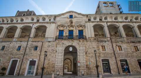 Chiese, palazzi e torri: alla scoperta della suggestiva piazza dei Martiri di Acquaviva