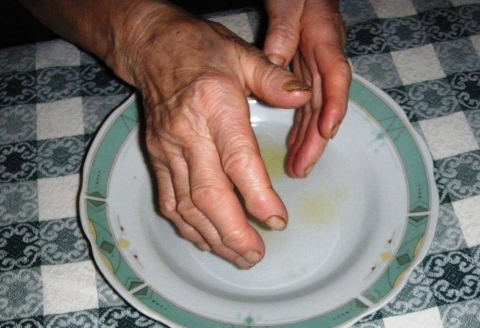 Sale, olio e preghiere: contro invidia e malefici c'� l'antico rito dell'"affascino"