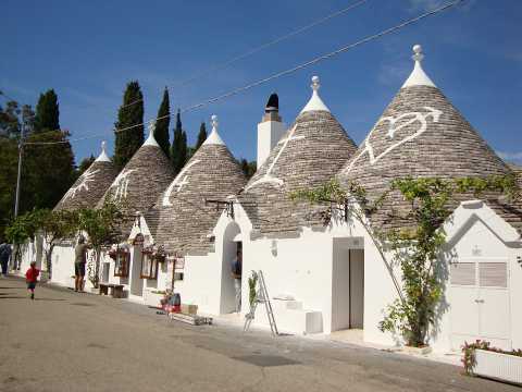 Alberobello, Summer lights: sui trulli proiezione dei quadri di Gustav Klimt