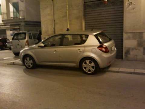 Molfetta, comizio della Finocchiaro: l'auto blu parcheggia sul marciapiede