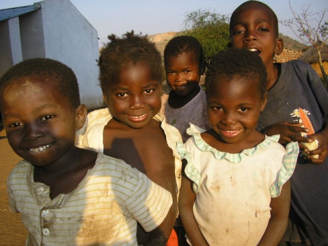 Le adozioni internazionali: «L'iter è troppo lungo, scoraggia le coppie»