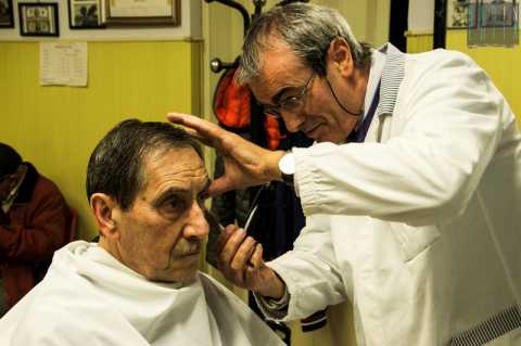 I barbieri vecchio stampo rimasti a Bari: «Da noi niente sopracciglia e creste colorate»
