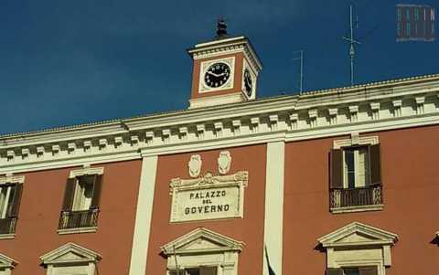 Bari, l'orologiaio non viene pagato: il quadrante della Prefettura fermo da luglio 