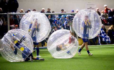Bisceglie, calciatori in bolle di plastica e botte a gogò: è il bubble soccer