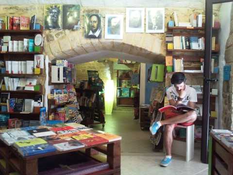 Solo 3 librerie nell'hinterland di Bari: Ma qui invece c' bisogno di noi