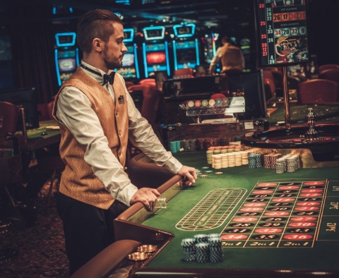 Come si diventa un croupier e quanto si guadagna