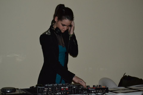 Manuela, 18 anni, dj: «Le donne hanno una marcia in più dietro la consolle»