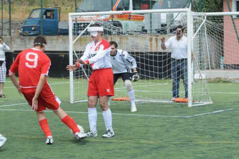 Il calcio a 5 per non vedenti, giocare con 3 guide e nel completo silenzio