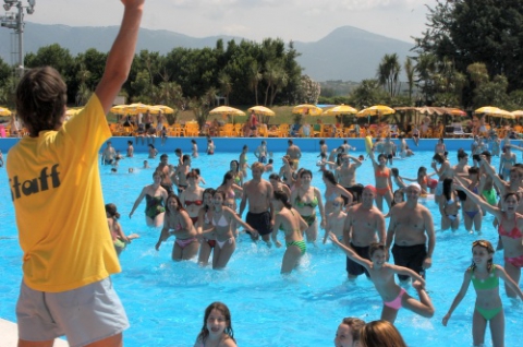 Gli animatori turistici tra paghe basse, invadenza degli ospiti e tanto sesso