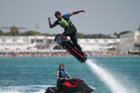 Flyboard: acrobazie spettacolari volando sul mare. A Taranto i campionati italiani