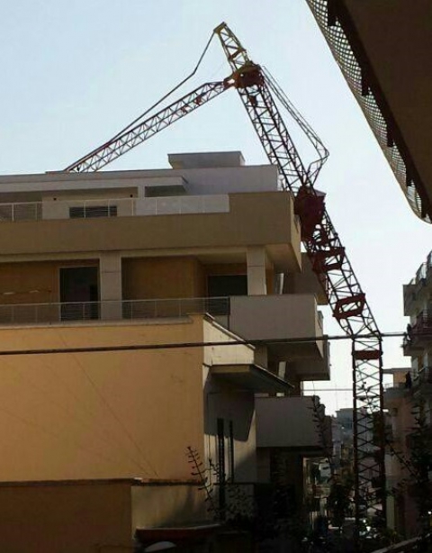 Bitonto, gru crolla su un palazzo. Le foto dell'incidente