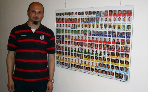 Album dei calciatori, che passione. E c'� Gianni che ne possiede 3mila