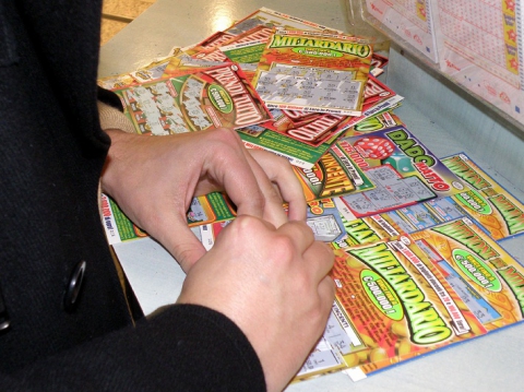 Gioco d'azzardo: sempre pi� donne tentano la fortuna, per disperazione