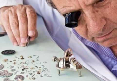 Il mestiere dell'orologiaio, stretto nella morsa di gioiellerie e cellulari