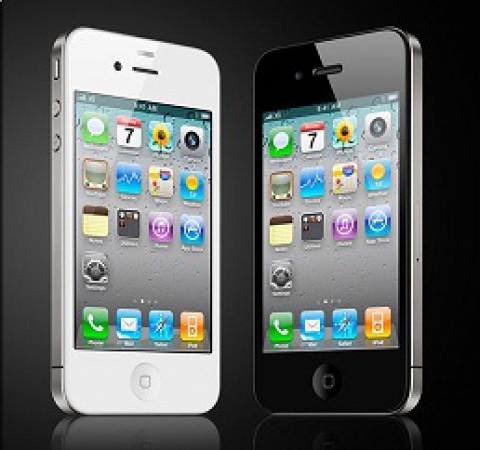 Bari, in centinaia in fila di notte per acquistare il nuovo Iphone 5