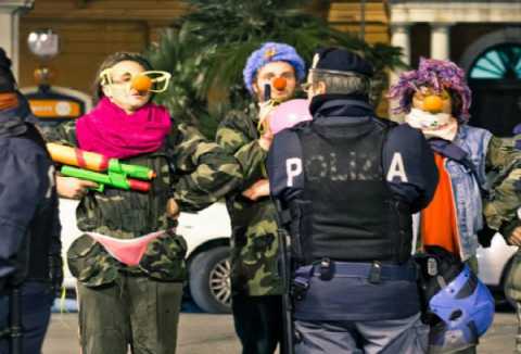 ''Clown army'', pagliacci in abiti militari: Portiamo risate nei cortei