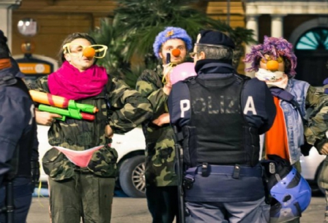 ''Clown army'', pagliacci in abiti militari: �Portiamo risate nei cortei�