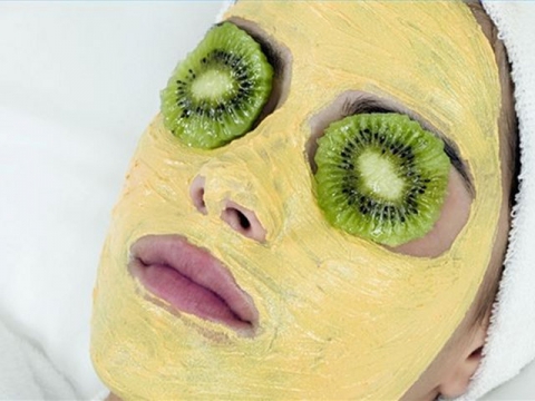 Birra sul seno e maionese nei capelli: quando la bellezza � ''fai da te''