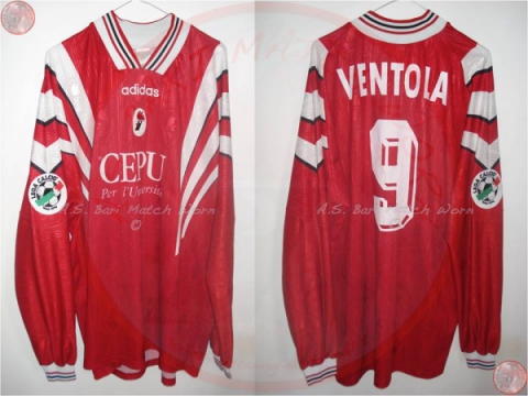 Maglie di calcio che passione: le 200 rarit� di Fabrizio, collezionista barese