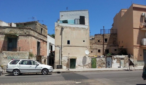 Via Oberdan, un angolo di Bari in rovina: «Abbandonati da Cristo»