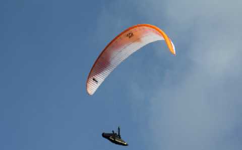 Il parapendio in Puglia, lanciarsi da un'altura di 300 metri e poi...volare 