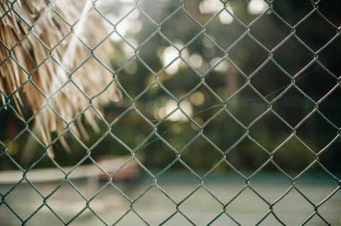 Recinzioni metalliche per un parco: normative e soluzioni