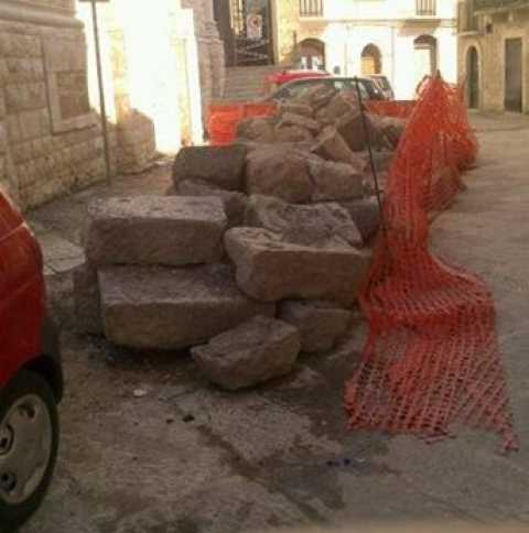 Bitonto, il giallo delle basole antiche: Stanno distruggendo il pavimento