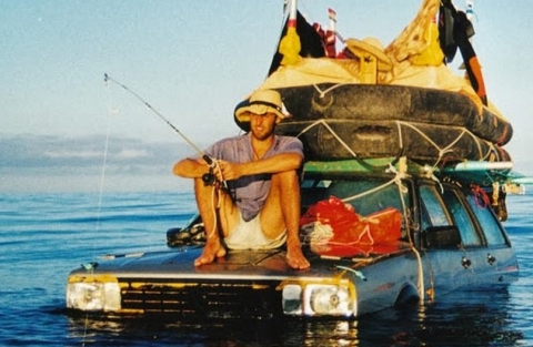 In mare con un'auto imbottita di polistirolo: la scommessa di un 39enne ligure