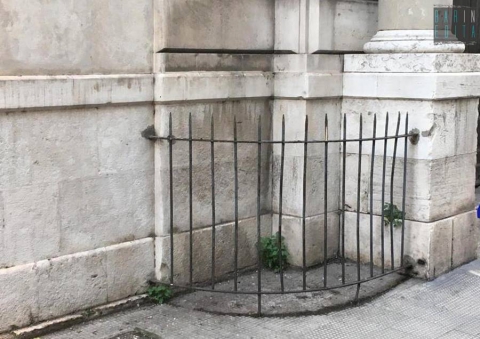 Recinzioni e coni di malta agli angoli di antichi palazzi: barriere antiladro o antipip�?