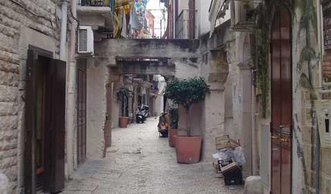 Spacciare erba a Bari Vecchia: Basta un nome di donna, quello giusto