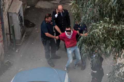 Bari, in viale Salandra sventata rapina a mano armata: le foto