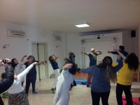 Lo yoga della risata, ridere a crepapelle ''spintaneamente'': video