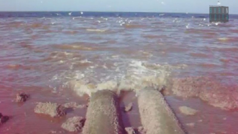 "La bocca del diavolo", misteriosa fogna che sversa a Torre Quetta: video