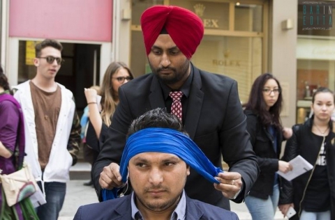 Turbanti colorati, feste vegetariane e pugnali proibiti: � la comunit� barese dei 