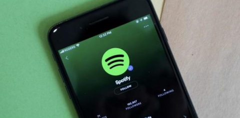 Come ascoltare musica offline su spotify?