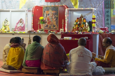 Divinità orientali, riti e tanto colore: viaggio nel "mandir", il tempio induista di Bari