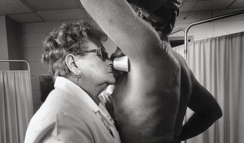 Dal tester di profilattici all'hostess cimiteriale: i lavori pi� pazzi del mondo