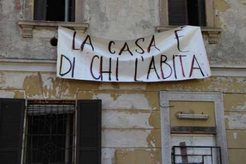 Inquilino cambia la serratura e occupa una casa di studenti con la famiglia