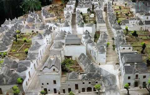 Alberobello, l'arte dei trulli in miniatura: Ma la concorrenza cinese  spietata