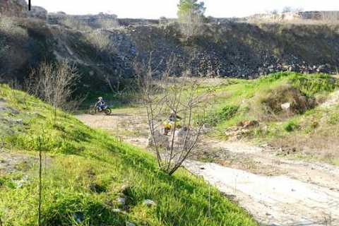 Lama Balice abbandonata: il parco diventa discarica e pista di motocross