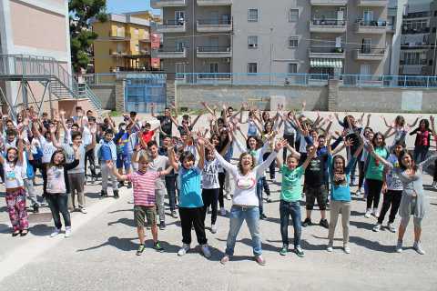 Una valanga di buon umore a Bisceglie: ecco lo yoga della risata