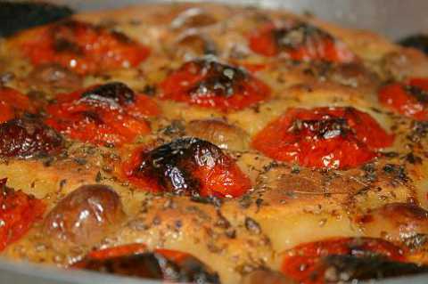 ''Carnevale a Bari vecchia'': funerale di zii Rocche e sagra della focaccia nel borgo antico