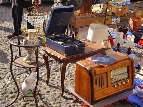 Bari, mercatino dell'antiquariato in piazza Eroi del Mare