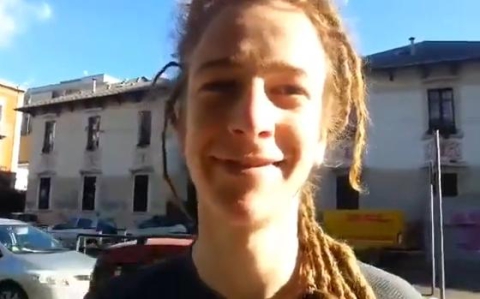 Bari, al semaforo c'è l'allegro giocoliere Hannes: video