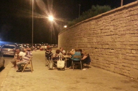 Sedie, tavoli, cucina barese: le famiglie che ''si stanno'' sul lungomare