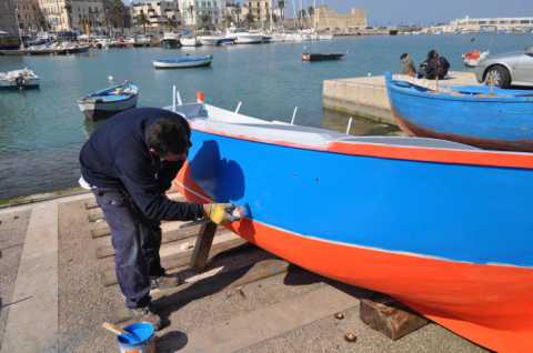 Monopoli, passeggiate a bordo dei gozzi nelle acque del vecchio porto