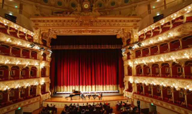 Bari, il Petruzzelli apre le porte ai visitatori: ogni weekend tour alla scoperta del teatro